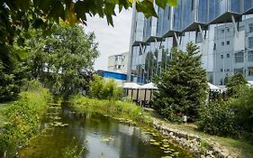 Hotel Navrom River